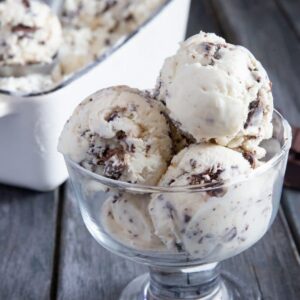 VANILLA WITH COOKIES ICE CREAM